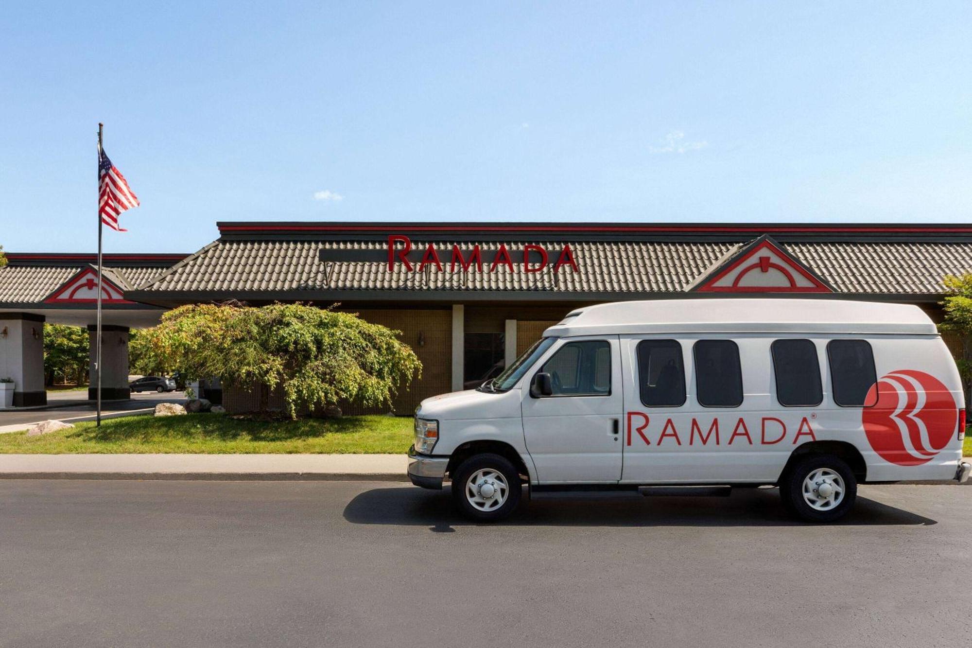 Hotel Ramada By Wyndham Alpena Esterno foto