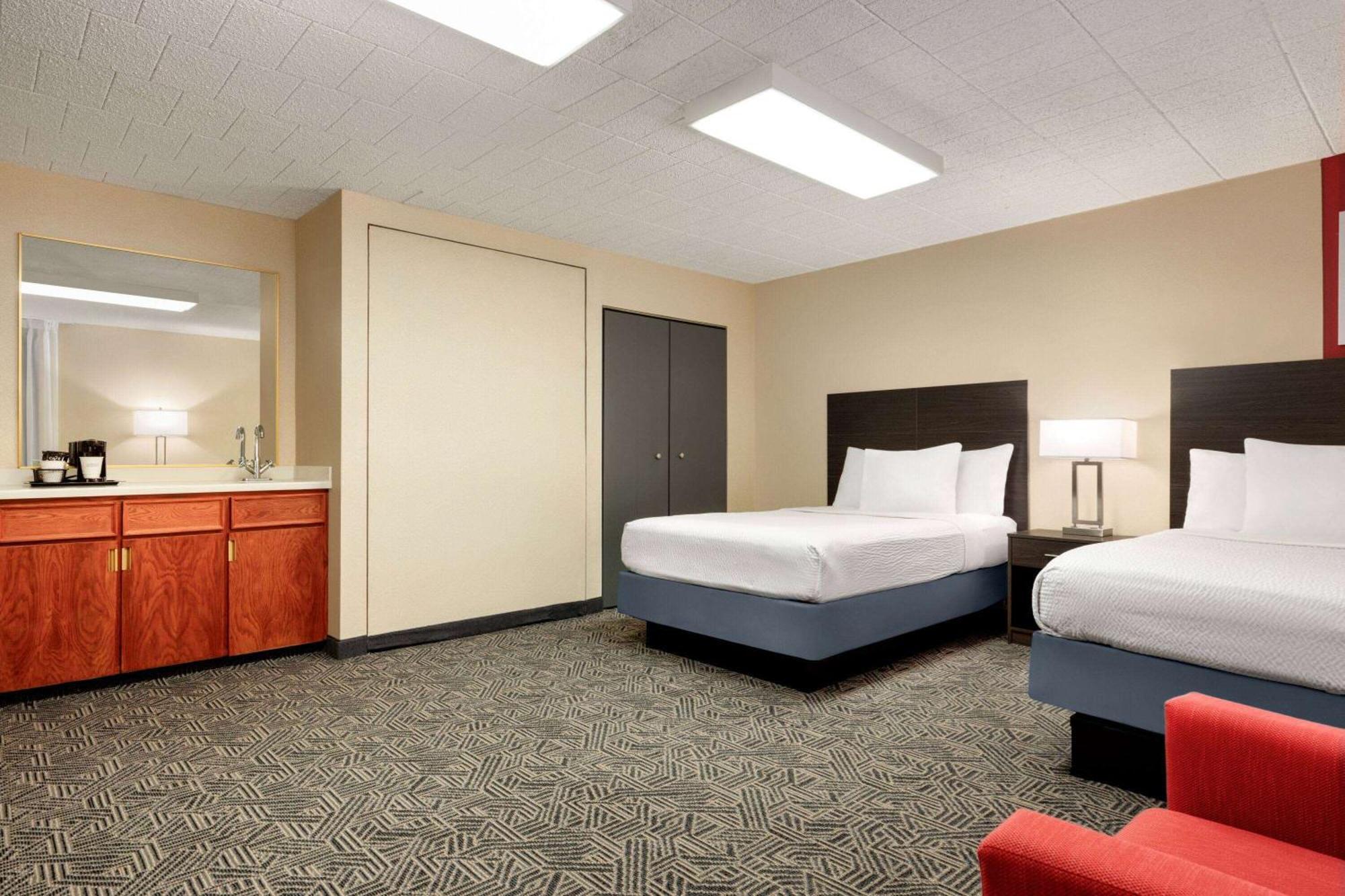 Hotel Ramada By Wyndham Alpena Esterno foto