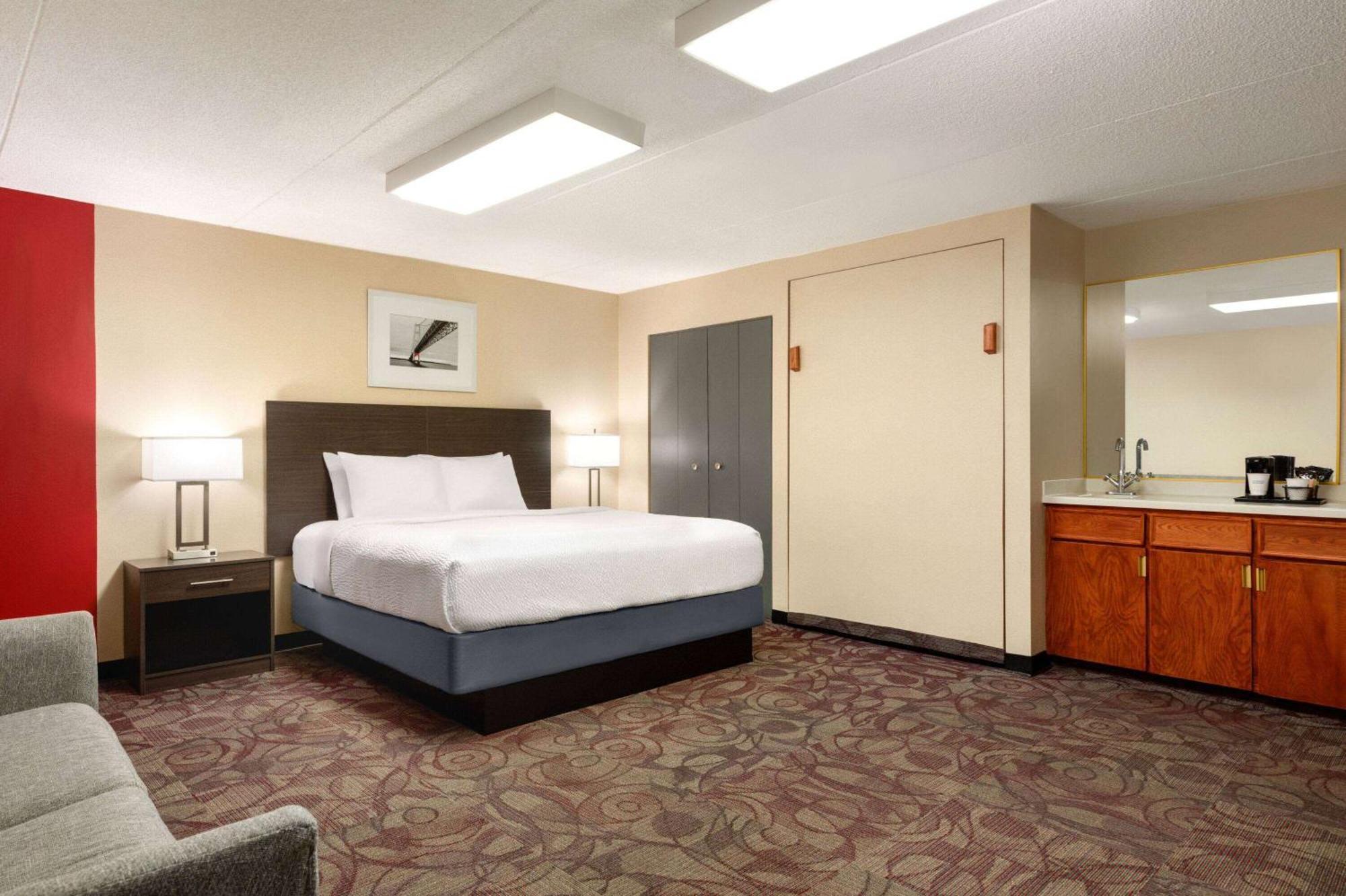Hotel Ramada By Wyndham Alpena Esterno foto