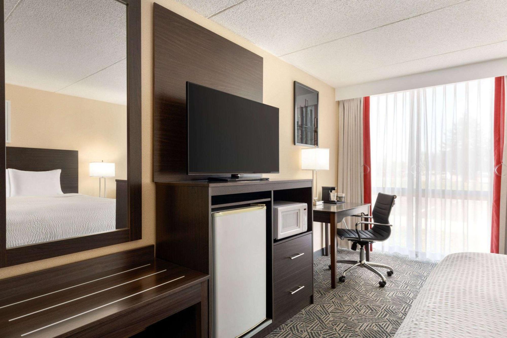 Hotel Ramada By Wyndham Alpena Esterno foto