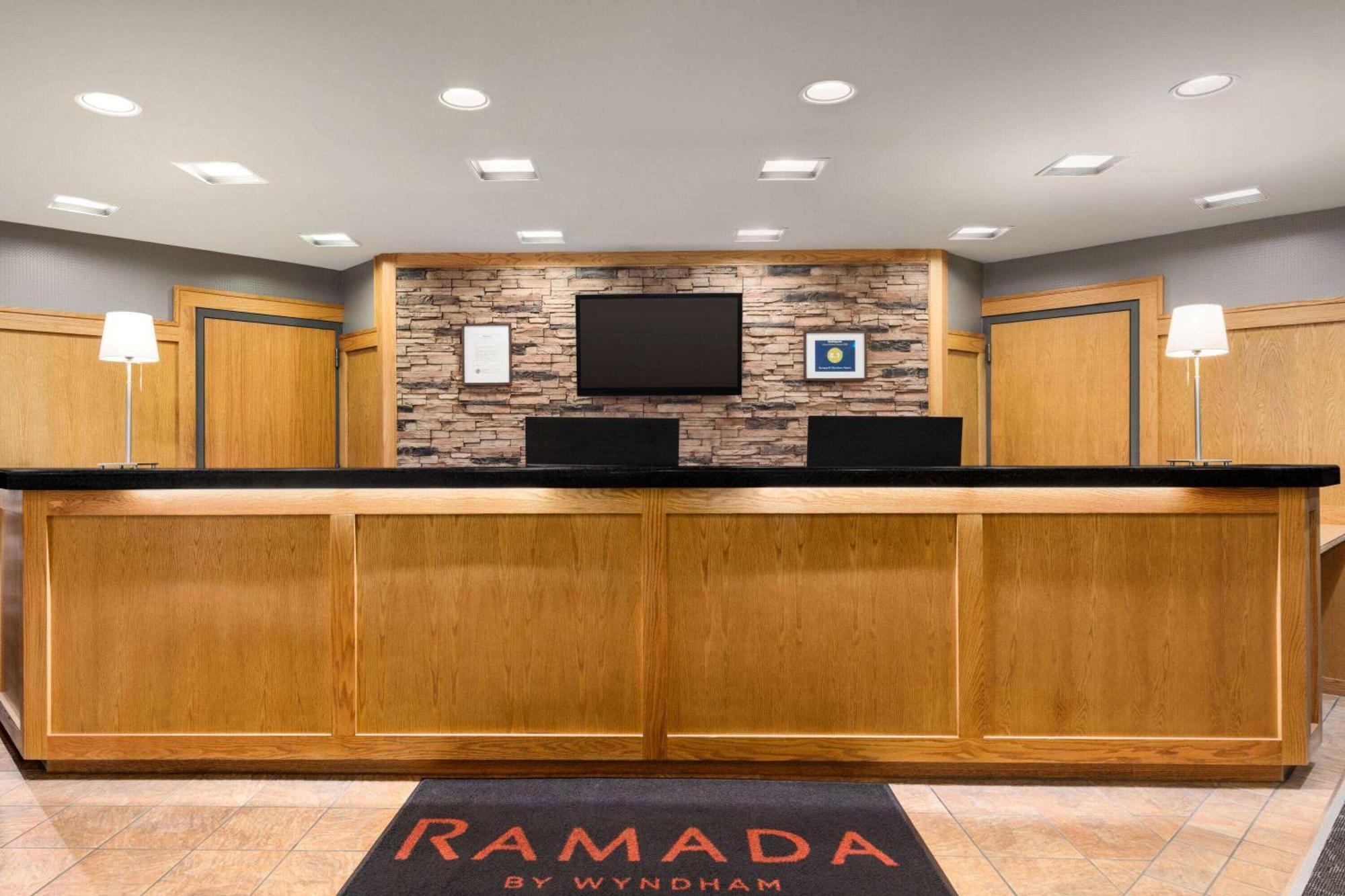 Hotel Ramada By Wyndham Alpena Esterno foto