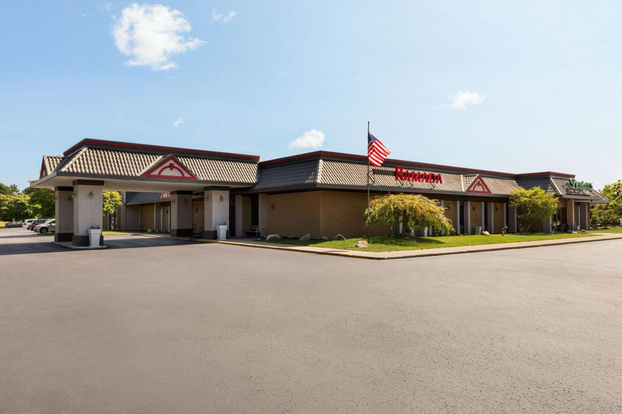 Hotel Ramada By Wyndham Alpena Esterno foto