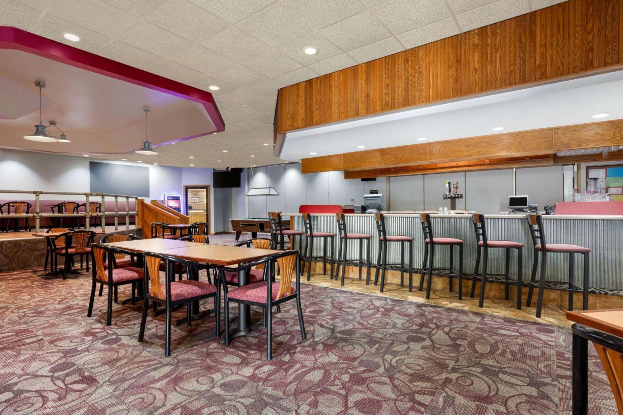 Hotel Ramada By Wyndham Alpena Esterno foto