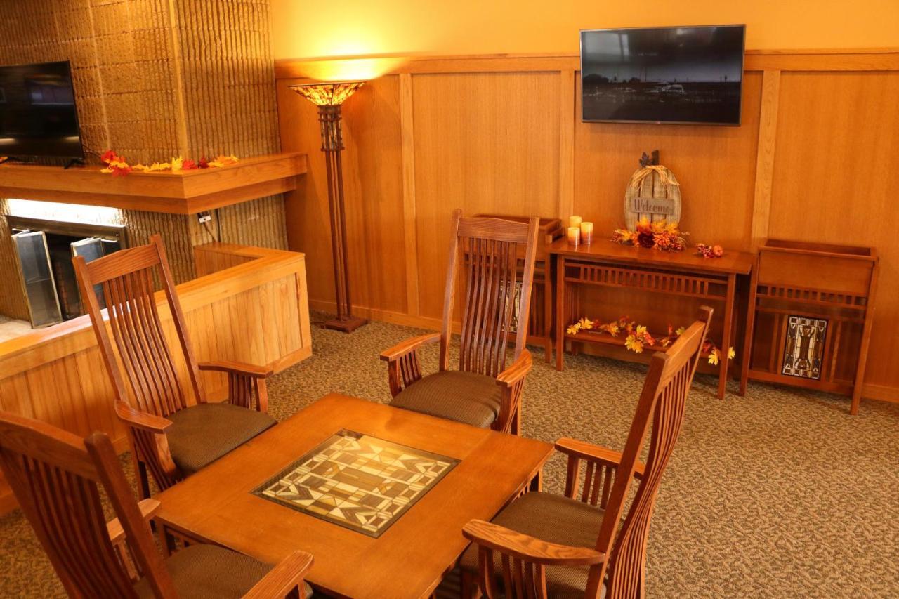 Hotel Ramada By Wyndham Alpena Esterno foto