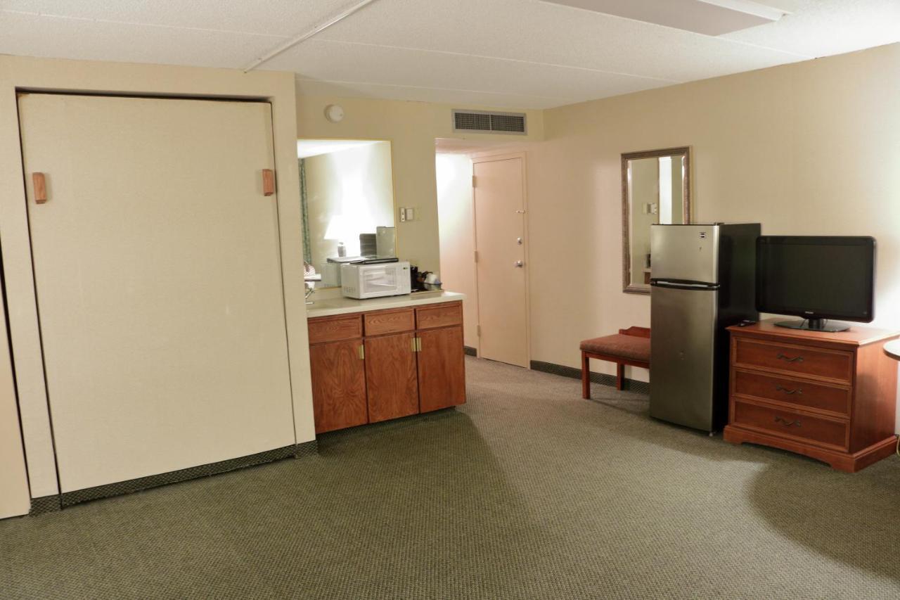Hotel Ramada By Wyndham Alpena Esterno foto