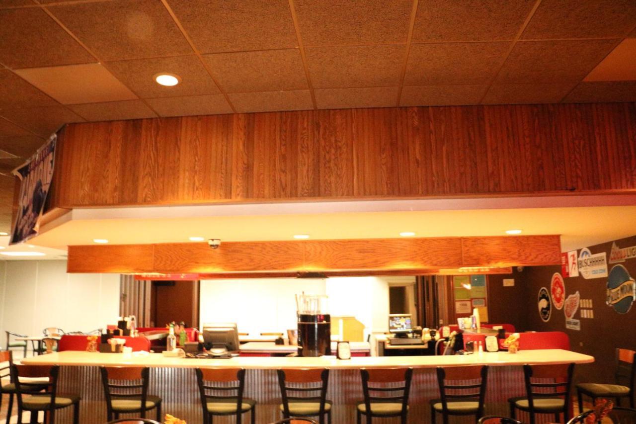 Hotel Ramada By Wyndham Alpena Esterno foto