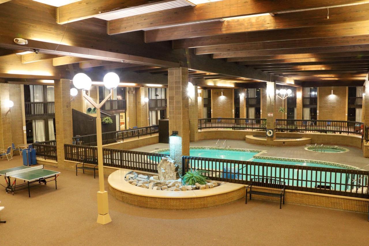 Hotel Ramada By Wyndham Alpena Esterno foto