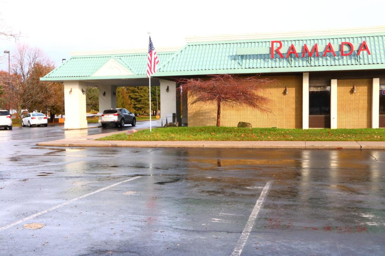Hotel Ramada By Wyndham Alpena Esterno foto
